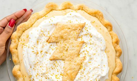 Harry Potter's Butterbeer Pie Is Only For The True HP FansDelish Butterbeer Pie Recipe, Harry Potter Butter Beer, Butterbeer Recipe, Butter Beer, Fresh Bread, Pie Dessert, Cake Ingredients, Healthy Dessert, No Bake Desserts