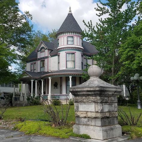 Carthage, MO. #oldhouselove #archi_ologie #loveofhouses #carthage #missouri Carthage Missouri, Victorian Beauty, Victorian Home, Carthage, Local History, Historic Homes, Victorian Style, Victorian Homes, Old House