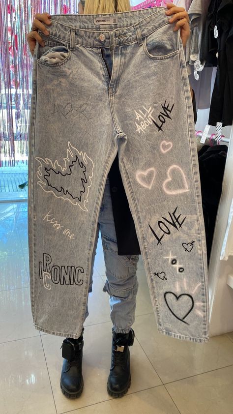 Hand made Diy Pants Design, Diy Jeans Bleach, Jeans Painting Ideas Aesthetic, Clothes Customisation, Denim Customization, Painted Jeans Ideas, Jeans Painting Ideas, Painted Jeans Diy, Jean Painting Ideas