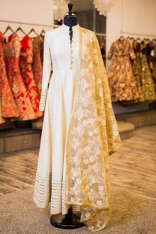 Off White Anarkali, White Anarkali, Salwar Kamiz, Indian Gowns Dresses, Indian Gowns, Dress Indian Style, Indian Wedding Outfits, Indian Designer Outfits, Anarkali Dress