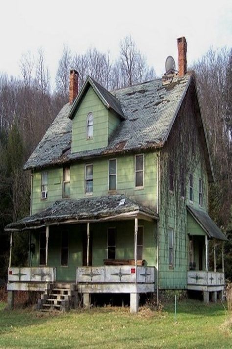 Ancient Monuments, Old Abandoned Buildings, Creepy Houses, Old Abandoned Houses, Casa Vintage, Abandoned House, Abandoned Mansions, Old Farm Houses, Haunted Places