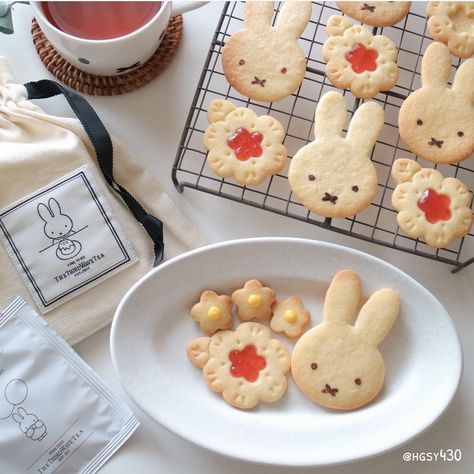 Bunny Cookies Aesthetic, Cleancore Aesthetic, Miffy Stuff, Aesthetic Bento, Sleepover Food, Bunny Cookies, Cute Baking, Pretty Dessert, Kawaii Food