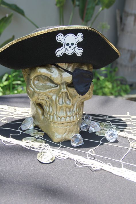 D's skull pirate centerpieces... Pirate Wedding Dress, Pirate Party Tables, Pirate Centerpiece, Pirate Food, Pirate Halloween Party, Pirate Wedding, Pirates Party, Pirate Themed Birthday, Skull Pirate