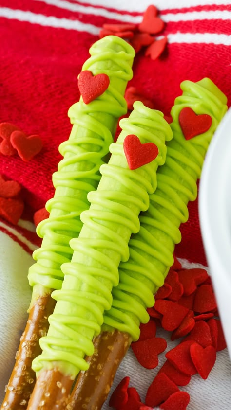 Grinch Pretzels, Grinch Recipes, Grinch Christmas Treats, Grinch Snack, Christmas Party Treats, Grinch Cookies, Grinch Crafts, Grinch Christmas Party, Grinch Party