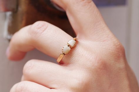 Victorian milk teeth ring in 18-karat rose gold (750 thousandths). This sentimental ring features two baby teeth placed side by side, held in a claw setting. The design of the ring is simple and without embellishments. These pieces of jewelry were worn as protective amulets or for good luck in motherhood. It is an antique ring dating back to the late 19th or early 20th century. Owl hallmark (a posteriori French hallmark, indicating a later certification). Finger size: 57 EU or 8 US (resizab... Teeth Ring, Gold Antique Ring, Milk Teeth, Tooth Ring, Sentimental Jewellery, Teeth Jewelry, Claw Setting, Antique Ring, For Good Luck