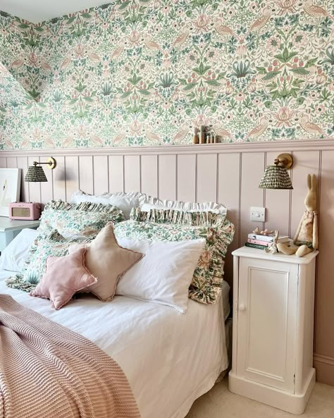 simplyscandikatie Girls Room Wallpaper, Mini Makeover, Cottage Bedroom, Bedroom Panel, Toddler Bedrooms, Girl Bedroom Decor, Room Decor Ideas, Big Girl Rooms, Bedroom Green