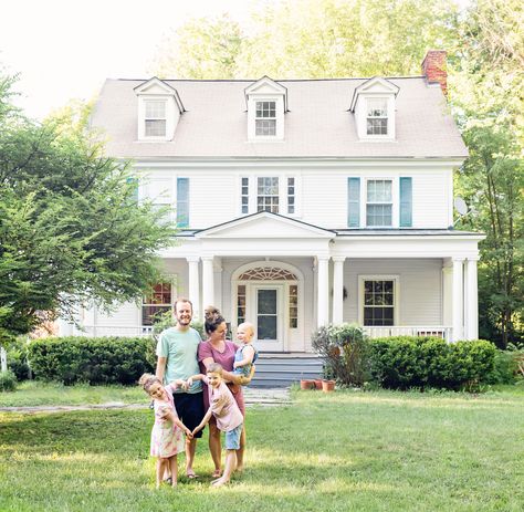 Family photoshoot in front of old house. Creative photo of family of 5. Old house charm Family Picture In Front Of House, Photoshoot In Front Of House, House Family Photoshoot, Family Photo At Home, Front Porch Family Photos, Old House Charm, Photo At Home, Family Of 5, Instagram Family