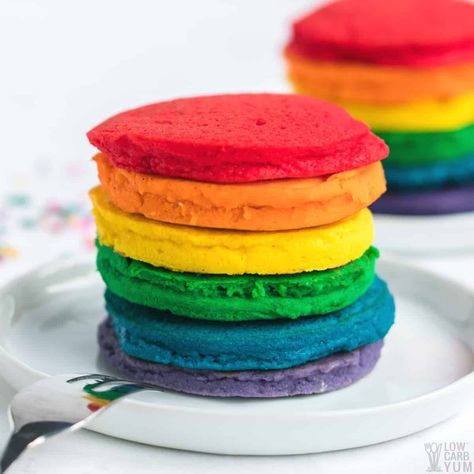 These low-carb rainbow pancakes are a real breakfast treat. With just little extra work, you'll have a beautiful stack of colorful pancakes. Rainbow Pancake Cake, M&m Pancakes, Colorful Waffles, Tie Dye Waffles Breakfast, Colorful Pancakes, Sugar Free Cereal, Pancake Shapes, Rainbow Pancakes, Sweets Chocolate