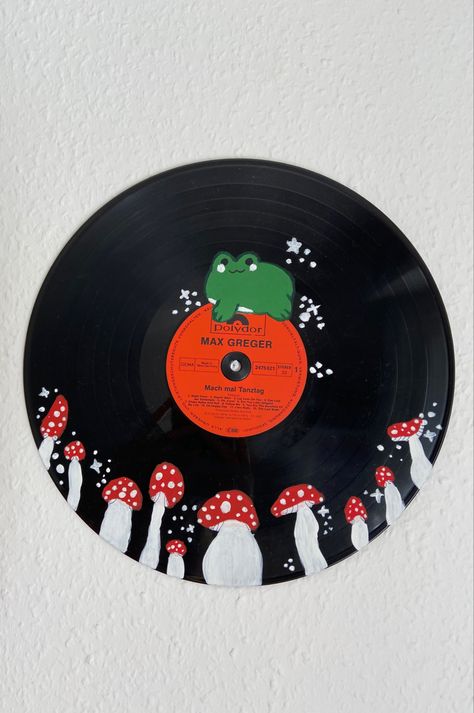 painting records <3 Painted Records Vinyl, Painting Records, Record Painting Ideas, Vinyl Record Painting, Painted Records, Record Ideas, Vinyl Paintings, Painted Vinyl Records, Cd Wall Art