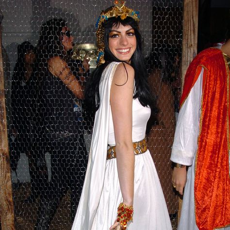 18 Simple Halloween Costumes That Start With a White Dress Cleopatra Halloween Costume, Cleopatra Halloween, White Halloween Costumes, Best Celebrity Halloween Costumes, Annual Halloween Party, Celebrity Costumes, Diy Halloween Costumes For Women, Black Halloween Dress, Celebrity Halloween Costumes