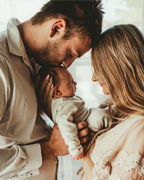 1 Month Old Family Pictures, Newborn Lifestyle Poses, Newborn Family Pictures Christmas, Mom Dad And Newborn Pictures, Family Photo Shoot With Newborn, Newborn Pictures In Nursery, Newborn Family Photos Winter, In Home Newborn Family Photos, Family Pics With Newborn