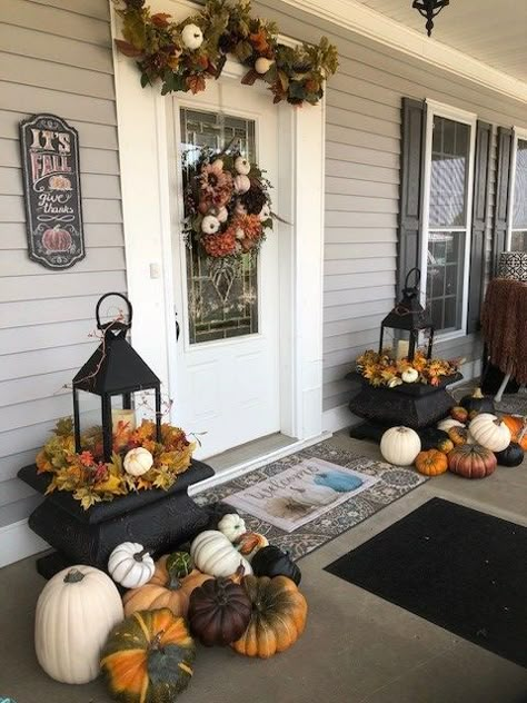 Fall Front Door Decor, Fall Front Porch Decor Ideas, Fall Front Porch Ideas, Doorway Decor, Halloween Front Doors, Fall Front Porch Decor, Fall Front Door, Fall Deco, Fall Thanksgiving Decor