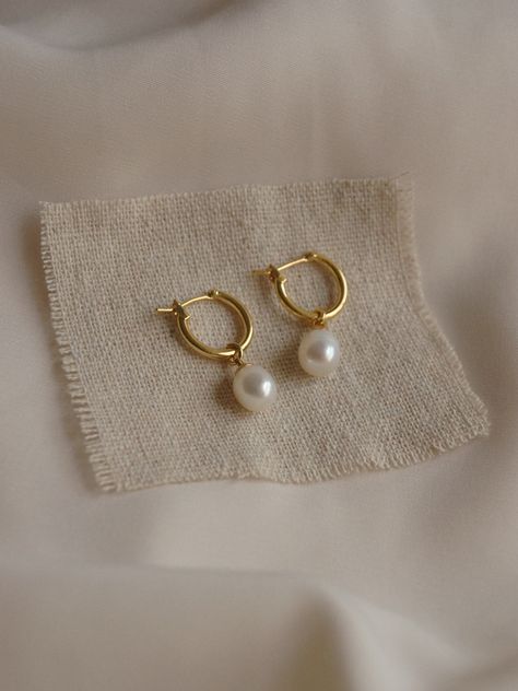 Simple Wedding Earrings, Vintage Gold Earrings, Classy Earrings, Handmade Gold Jewellery, Minimal Earrings, Classic Earrings, Earrings Inspiration, Classy Jewelry, Pearl Hoop Earrings