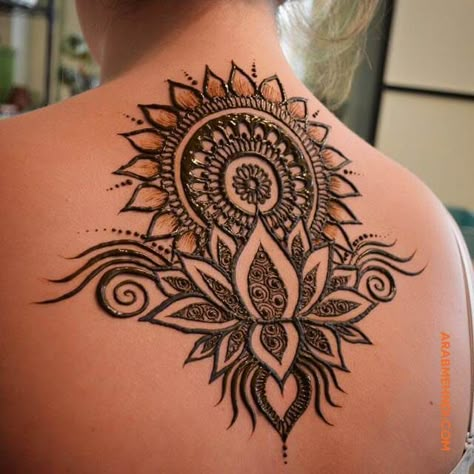 Eye Henna, Lotus Henna Design, Lotus Mehndi Design, Henna Black, Thigh Henna, Lotus Henna, Back Henna, Small Henna Designs, Cute Henna Tattoos