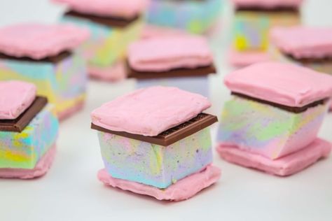 Bring bonfire vibes inside with these fun and easy Rainbow S'Mores | CBC Life Indoor Smores, Cottage Recipes, Cottage Meals, Sweets Chocolate, Chocolate Graham Crackers, Rainbow Food, Campfire Food, Chocolate Treats, Candy Melts