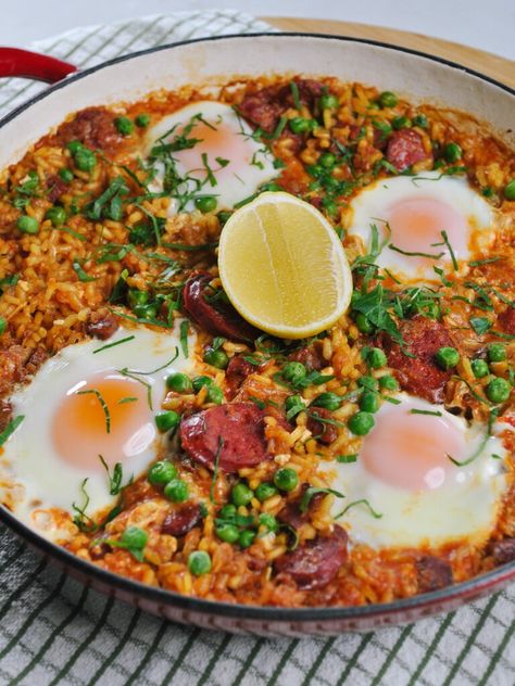 Egg & chorizo paella • cammienoodle Chorizo Paella, Paella Pan, Gluten Free Vegetarian Recipes, Arborio Rice, Paella Recipe, Sbs Food, Easy Comfort Food, Cooking Method, Baked Eggs