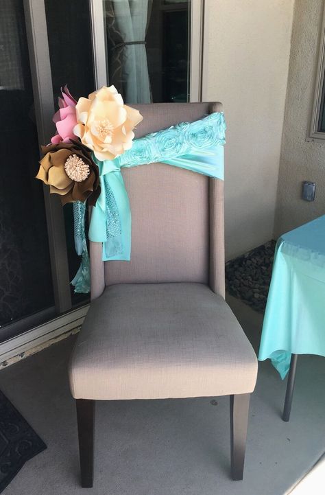 Inexpensive Baby Shower Decorations, Baby Shower Decorating Ideas, Inexpensive Baby Shower Favors, Baby Shower Chair, Bench Chair, Baby Shower Deco, Chair Ideas, Spring Baby Shower, Shower Chair