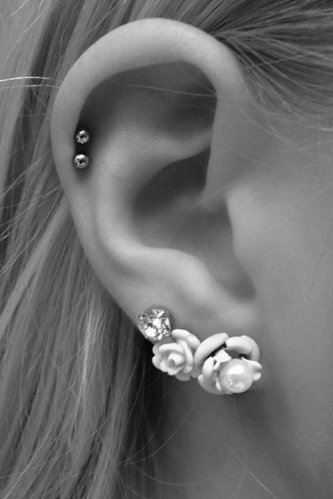 50 Piercing Ideas for Women: The Best Guide Piercings Corps, Two Piercings, Spider Bite, Piercings Earrings, Earrings Piercings, Tattoo Zeichnungen, Cute Ear Piercings, Cool Piercings, Cute Piercings