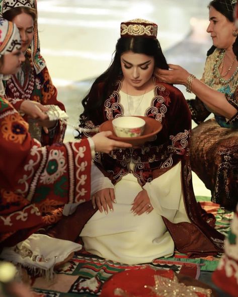 Uzbek Women Traditional Dresses, Women Traditional Dresses, Persian Aesthetic, Turkish Clothing, Surreal Portrait, Embroidered Robes, Afghan Fashion, Kente Cloth, Afghan Dresses