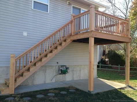 Small Second Story Deck Ideas, 2nd Floor Deck, Small Upper Deck Ideas, Bilevel House Backyard, Back Patio Stairs, Raised Ranch Deck, Small Second Story Deck, Elevated Porch Ideas, Deck With Stairs