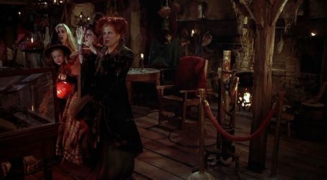 Hocus Pocus House Interior, Hocus Pocus On Tv, Hocus Pocus House, Hocus Pocus Book, Dollhouse Interior, Hocus Pocus 1993, Hocus Pocus Movie, Witches House, Sarah Sanderson