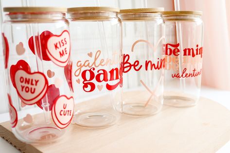 #valentinestumbler #valentineslibbeycup #valentineshearts #valentinesglasscup #galentinespartydecor #galentinestumbler #galentinesgift Cricut Valentines Projects, Valentines Coffee, Cricut Projects Easy, Valentines Day Gifts For Friends, Cup Gift Set, Mason Jar Cups, Galentines Gifts, Glass Hearts, Coffee Valentines