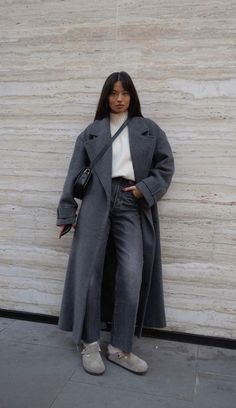 Grey Coat Winter Outfit, Grey Coat Outfit Winter Casual, Grey Winter Coat Outfit, Grey Long Coat Outfit, Coffee Date Outfit Winter, Dark Grey Coat Outfit, Date Outfits Fall, Long Grey Coat Outfit, Grey Coat Outfit Winter