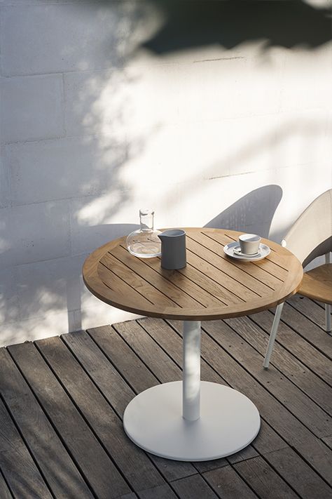 Tisch STEM 003 | Roda Customized Furniture, Round Outdoor Table, Modern Outdoor Table, Outdoor Umbrella Stand, Italian Furniture Design, Outdoor Bar Furniture, Cafe Furniture, Outdoor Furniture Design, Visakhapatnam