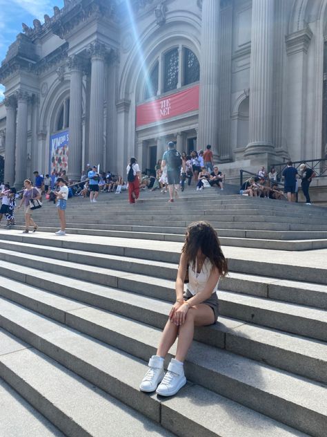 The Met Steps Pictures, Met Nyc Pictures Ideas, Met Pictures Ideas, New York Photo Inspiration, The Met New York, New York Photo Spots, Nyc Photo Spots, Met Steps Pictures, City Pictures Poses