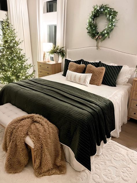 Christmas Bedroom Neutral, Hunter Green Christmas Decor Living Room, Bedroom Inspo Christmas, Green Christmas Room Decor, Bedroom Tree Christmas, Neutral Christmas Bedding, Bedroom Holiday Decor, Velvet Green Christmas Decor, Guest Bedroom Christmas Decor