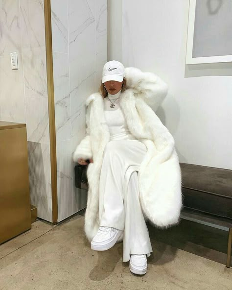 Mode Harajuku, Coat Outfit, White Outfit, White Fur, Mode Inspo, Looks Chic, White Outfits, Winter Fashion Outfits, Looks Vintage