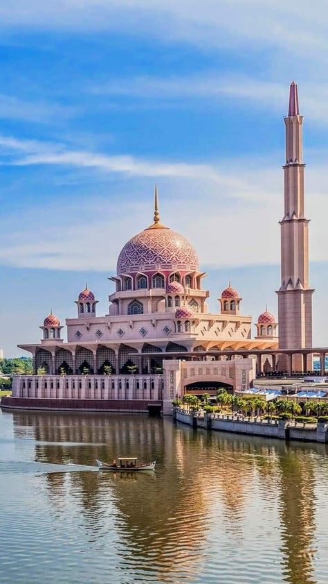 Jama Masjid Delhi, Malaysia Resorts, Pink Mosque, Sultan Qaboos Grand Mosque, Mosque Design, Mosque Art, Beautiful Horse Pictures, Sheikh Zayed Grand Mosque, Mosque Architecture