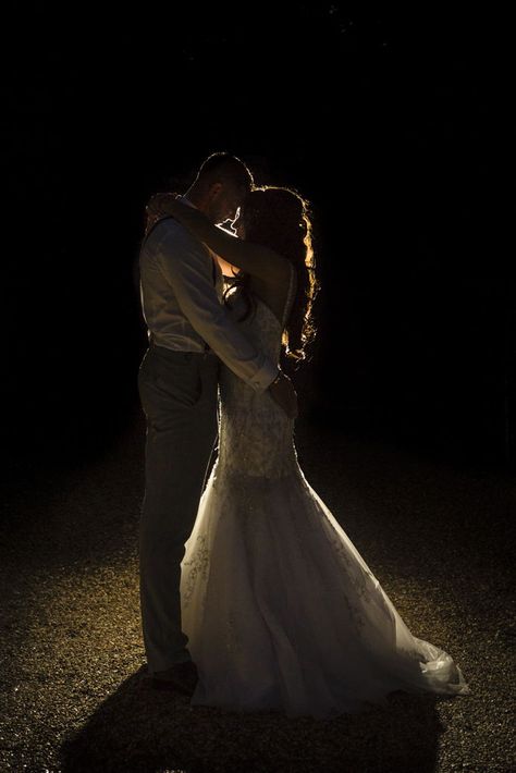 Night Time Wedding Photography, Night Shoot Wedding Photography, Moonlight Wedding Photos, Direct Flash Wedding Portraits, Nighttime Flash Wedding Photos, Night Wedding Photos, Night Time Wedding, Off Camera Flash, Night Pictures