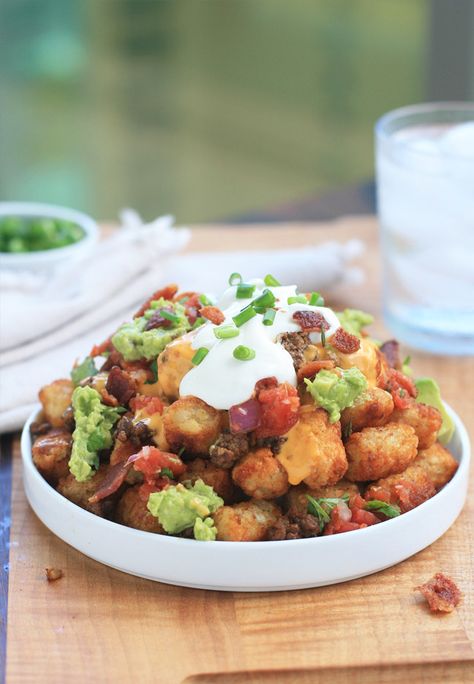 Yes! Totchos Supreme (minus the meat)! Tot Nachos, Best Nacho Recipe, Nachos Recipes, Tater Tot Nachos, Nachos Supreme, Tater Tot Recipes, Man Vs Food, Dinner Vegetarian, Quick Soup