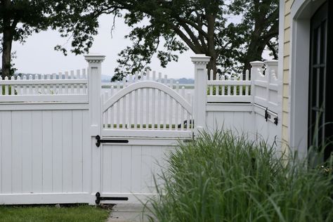 Entrance Ways and Signature Gate | Atlas Outdoor Wooden Fence Design, Backyard Fence Ideas, Fence Design Ideas, Garden Gates And Fencing, Natural Fence, Backyard Fence, Timber Fencing, Front Fence, White Fence