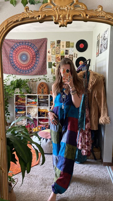 hippie outfit hippie overalls hippie mindset hippie lifestyle overalls hippie hut hippie fashion hippie room hannah drapinski Teacher Outfits Hippy, Hannah Drapinski, Hippie Mindset, Hippie Overalls, Hippie Overalls Outfit, Hippie Things, Hippie Life Aesthetic, 60s Hippie Outfits, Hippie Lifestyle Aesthetic