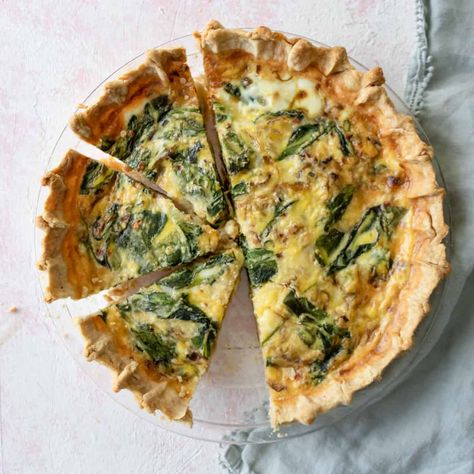 Caramelized Onion and Spinach Quiche Quiche Drawing, Just Egg Recipes, No Crust Quiche, Paleo Quiche, Quiche Pie Crust, Onion Quiche, Just Egg, Mushroom Quiche, Vegetable Quiche