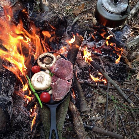 Yum! Cooking Aesthetic, Camping Aesthetic, Campfire Food, Bushcraft Camping, Fire Cooking, Super Foods, Campfire Cooking, Open Fire, Cast Iron Cooking