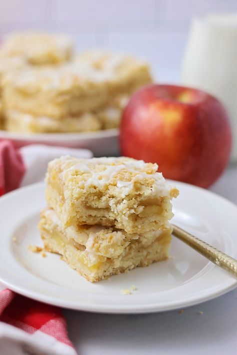 Apple Streusel Bars - The Baker Upstairs Strawberry Cheesecake Parfaits, Swig Sugar Cookies, Streusel Bars, Cheesecake Parfaits, Apple Streusel, Cozy Soups, Cheesecake Cake, Pastry Blender, Recipes Easy Dinner