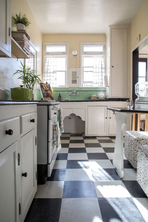 Black And White Vintage Kitchen, 30s Kitchen, White Vintage Kitchen, 1920 Home, Silver Lake Los Angeles, Lake Home, Beach Cottage Decor, Stone Cottage, Old Kitchen