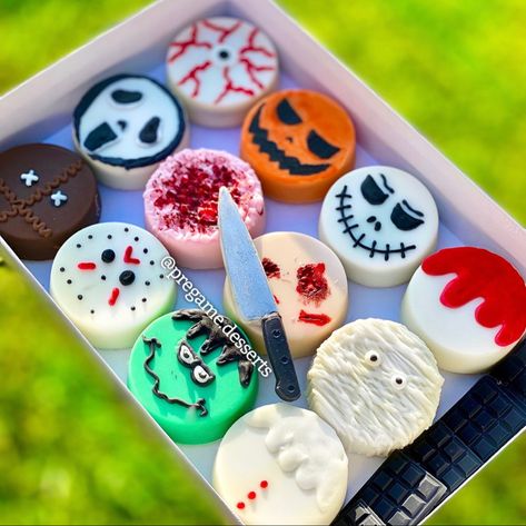 Halloween Chocolate Oreos, Cake Pucks Halloween, Halloween Oreos Chocolate Covered, Chocolate Covered Halloween Treats, Halloween Desserts To Sell, Chocolate Covered Oreos Halloween, Spooky Oreos, Halloween Cake Pucks, Alfajores Halloween