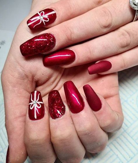 39 Festive Christmas Nail Designs 2021 - Christmas Nail Art Ideas 22 Red Gradient Nails, Glitter Gradient Nails, Christmas Nail Art Ideas, Nails Unique, Santa Nails, Themed Nails, Christmas Tree Nails, Nails Classy, Red Gradient