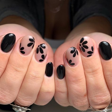 Rounded Nail Ideas, Short Black Nail Designs, Short Black Nails, Round Nail Designs, Short Round Nails, Black Gel Nails, Short Square Nails, Pretty Nail Art Designs, Black Nail Designs