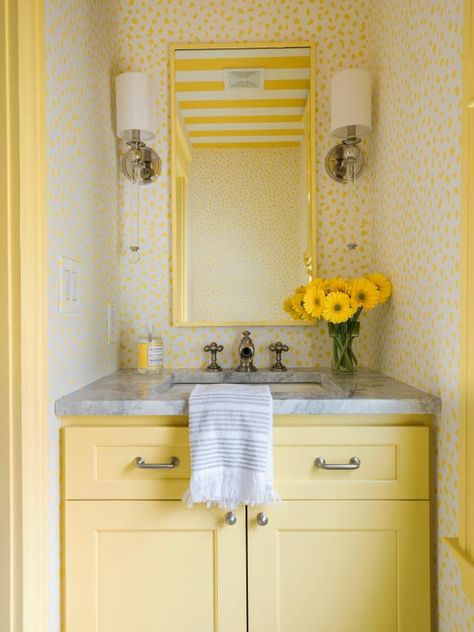 Bathroom Colors Schemes, Patterned Fabrics, Interior Design Institute, Yellow Bathroom, Window Treatments Living Room, Yellow Living Room, Yellow Bathrooms, Bathroom Remodels, California Art