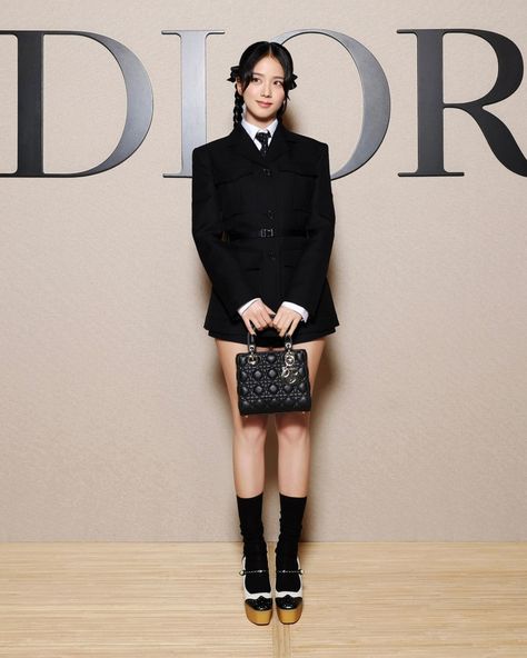 BLACKPINK's Jisoo shines as the 'Human Dior' at the FW 2024 show Dior Fashion Week, Dior Outfit, All Eyes On Me, Dior Fashion, Maisie Williams, Natalie Portman, Miss Dior, 인물 사진, Kim Jisoo