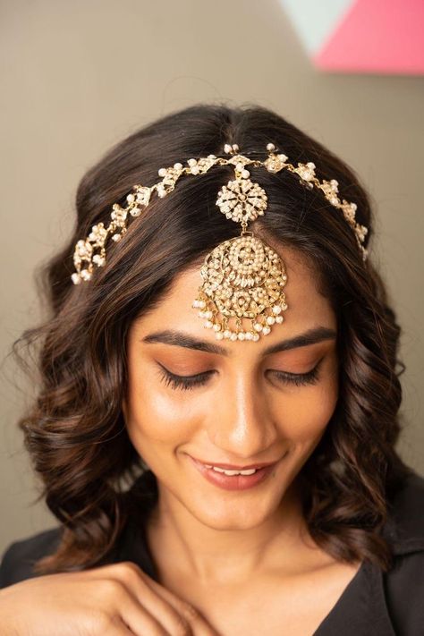 Office Wear Jewellery, Tikka Hairstyle, Fancy Diamond Earrings, Mehndi Hairstyles, Hand Jewelry Rings, Tikka Jewelry, Bridal Jewellery Inspiration, Matha Patti, Indian Wedding Jewelry Sets