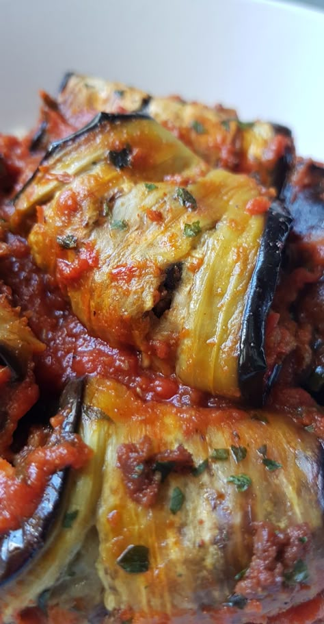 Roulés d'aubergines farcis, à la sauce tomate - My tasty cuisine Aubergine Recipe, Healthy Veggies, Everyday Meals, Sauce Tomate, Batch Cooking, Vegan Breakfast Recipes, Tempura, Easy Cooking, Veggie Recipes