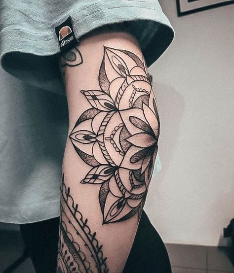 Top 100 Best Elbow Tattoo Ideas For Women - Female Design Ideas Outer Elbow Tattoos For Women, Inside Elbow Tattoos For Women, Elbow Tattoos For Women, Elbow Tattoo Ideas, Above Elbow Tattoo, Brand New Tattoos, Cool Half Sleeve Tattoos, Elbow Tattoo, Neck Tattoos Women