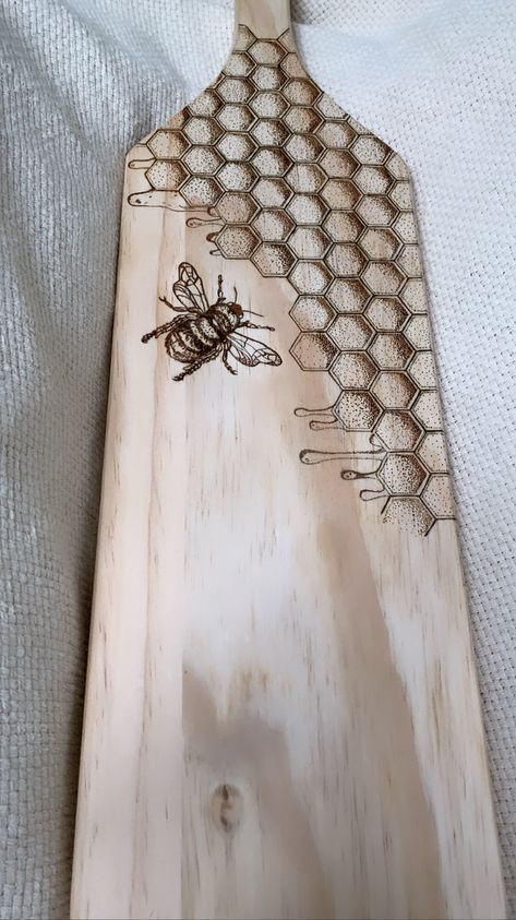 #Bee Woodburn
#Pyrography
Woodburn 
Bee Woodburn
Woodburning Wood Burned Gifts, Beginner Wood Burning, Wood Burning Tips, Pyrography Designs, Wood Burning Patterns Stencil, Wood Burning Stencils, Wood Burning Techniques, Wood Burn Designs, Pyrography Patterns