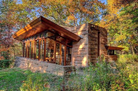 Seth Peterson Cottage, Chalet Modern, Robie House, Rental Ideas, Frank Lloyd Wright Architecture, Frank Lloyd Wright Buildings, Frank Lloyd Wright Homes, Wisconsin Travel, Bedroom Cottage